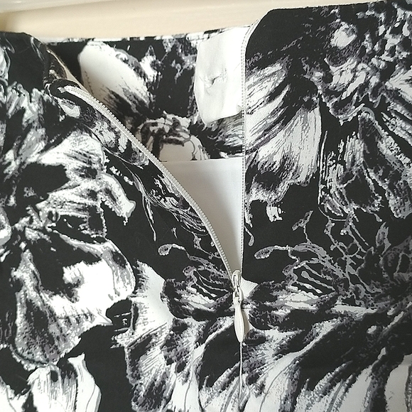 Host Pick🎉EUC Trisisto Femme By Melanie Lyne Size 14 Black & White Floral Skirt - Picture 2 of 5